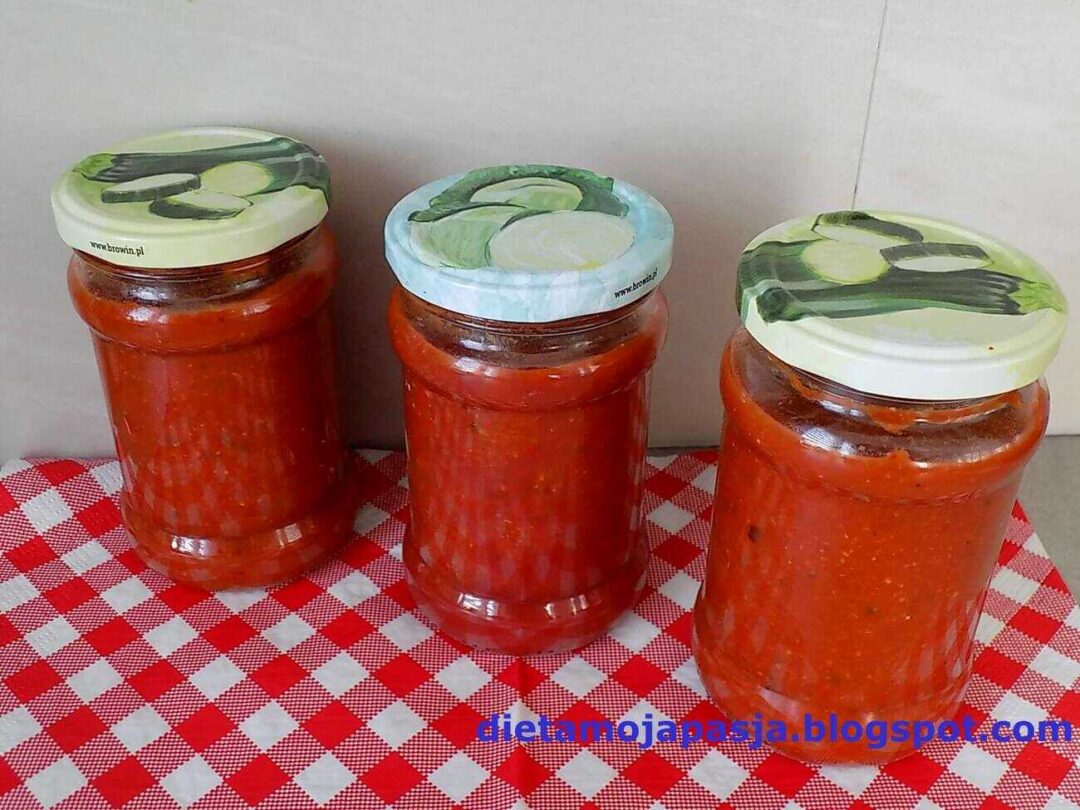 sos pomidorowy w słoiku