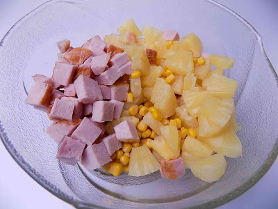 Sałatka z szynką i ananasem