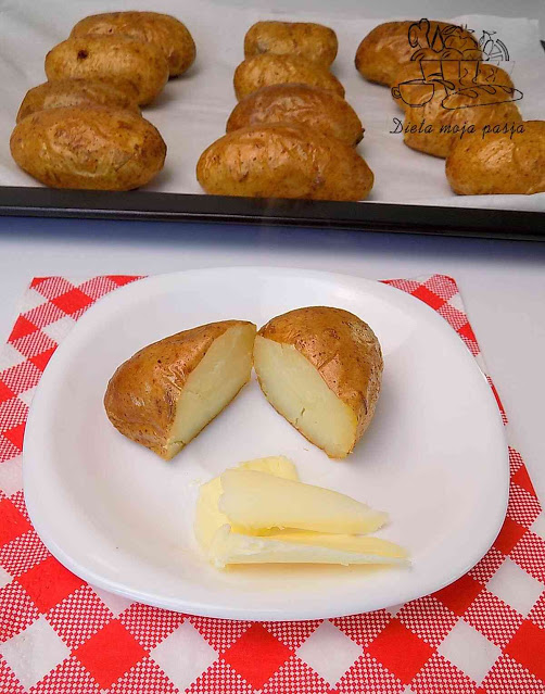 Zdrowe pieczone ziemniaki z piekarnika