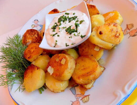 ziemniaki pokrojone w plasterki smażone z cebulą na patelni - Bratkartofle przepis