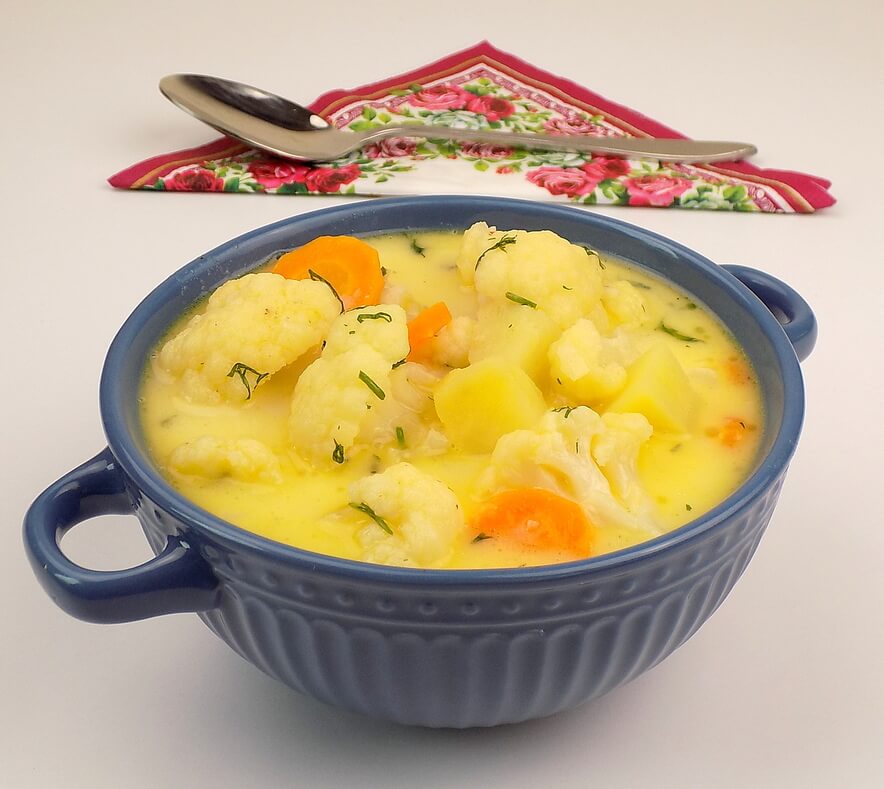 Zupa kalafiorowa z ziemniakami bez mięsa zabielana śmietaną - zupa kalafiorowa