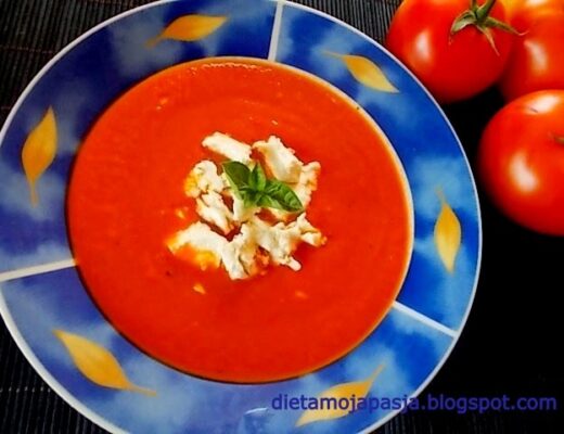 talerz z zupę krem z pomidorów pokruszona feta i listki bazylii - zupa krem z pomidorów