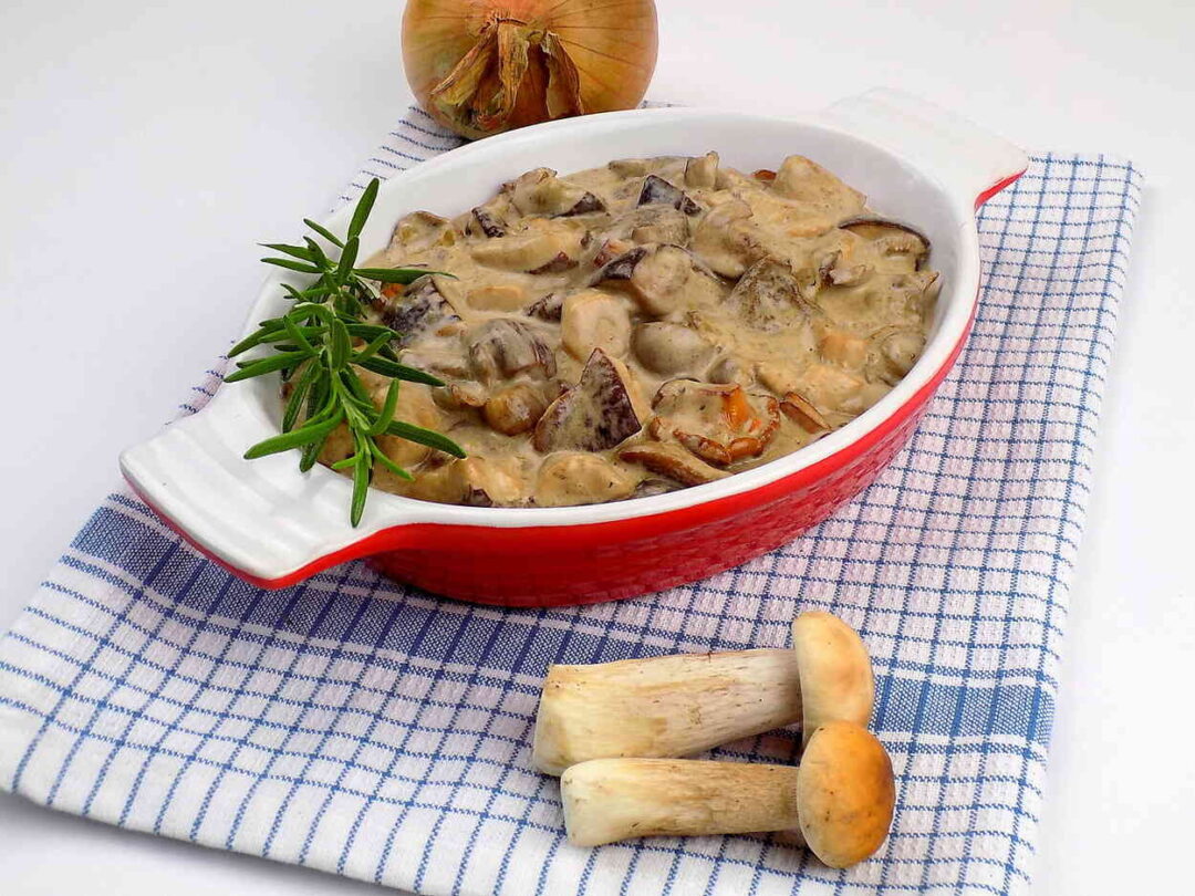 sos ze świeżych grzybów leśnych ze śmietaną i mascarpone - sos grzybowy