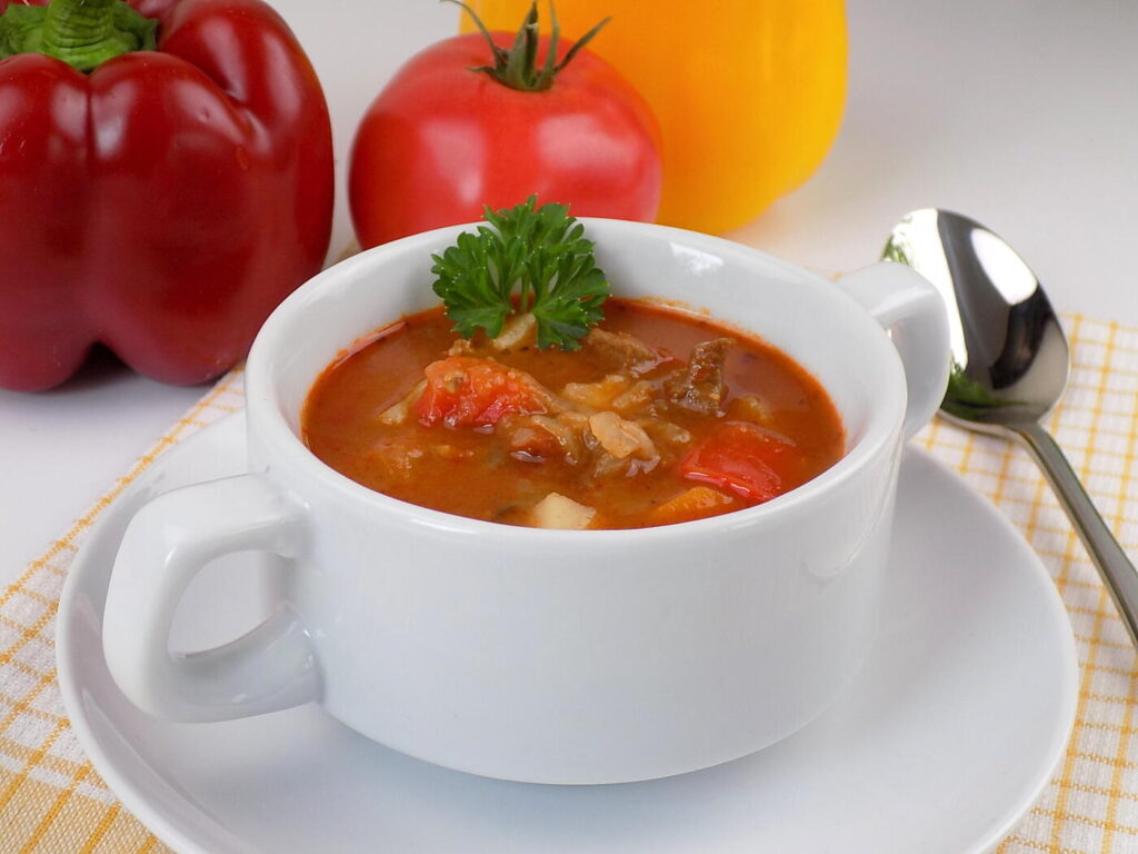 miska z zupą z gotowanej wołowiny papryki pomidorów i ziemniaków - zupa gulaszowa