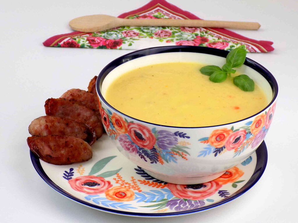 miska z zupą krem z kiszonej kapusty i warzyw - zupa krem z kiszonej kapusty