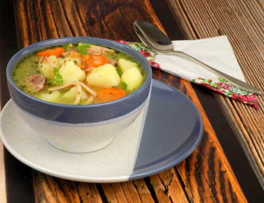 miska z zupą kartoflaną warzywami i wędliną - Zupa kartoflanka