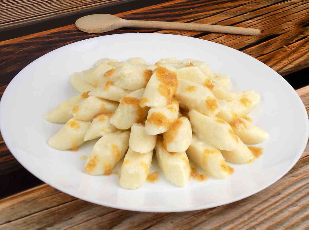 talerz z kopytkami z ziemniaków i sera - Kopytka z serem i ziemniakami