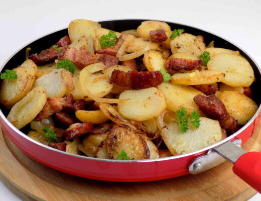 patelnia ze smażonymi ziemniakami z boczkiem i cebulą - Kraszanka ziemniaki z patelni