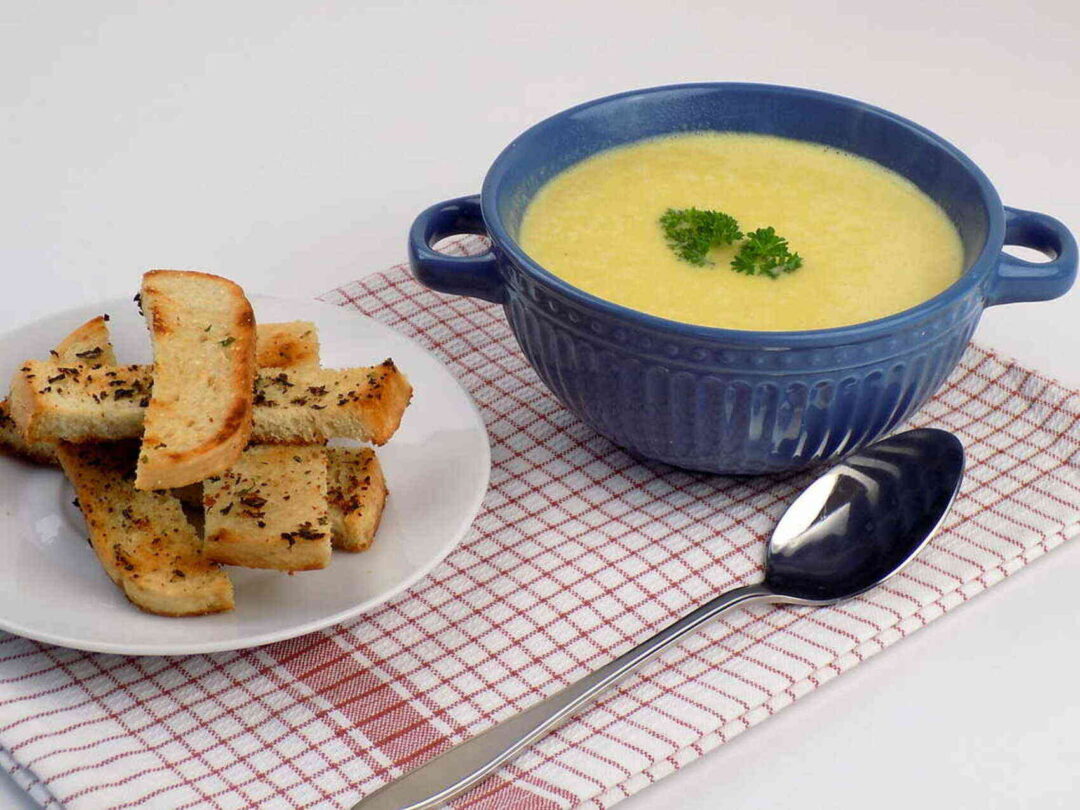 zupa krem z pora i mięsa mielonego podana z grzankami - zupa porowa krem