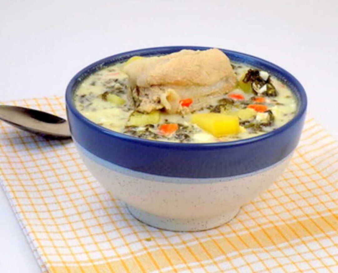 Tradycyjna zupa szczawiowa z ziemniakami śmietaną i jajkiem przepis
